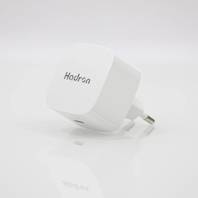 شارژر دیواری 25 وات هادرون مدل C1011 با اتصال به پریز دوشاخه و تکنولوژی شارژ سریع USB PD 1.0، دارای درگاه خروجی USB Type-C